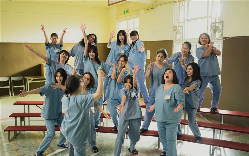 在《陽光女子合唱團》中又唱又跳孫淑媚開心演出。（圖／壹壹喜喜提供）