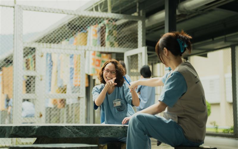 孫淑媚在電影中穿囚服都帶著鹽包讓拍戲順利。（圖／壹壹喜喜提供）