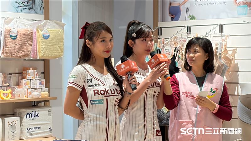 樂天女孩琳妲、林穎樂出席公益活動，幫助失依兒挑選禮物。（圖／記者張沛嘉攝影）