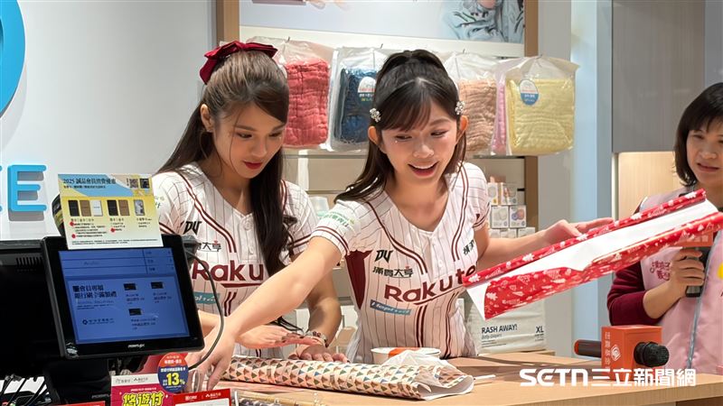 樂天女孩琳妲、林穎樂出席公益活動，幫助失依兒挑選禮物。（圖／記者張沛嘉攝影）