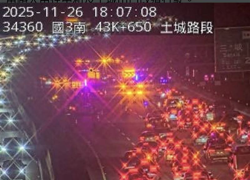 國道3號土城路段，今（26日）發生事故，回堵5公里。（圖／翻攝畫面）