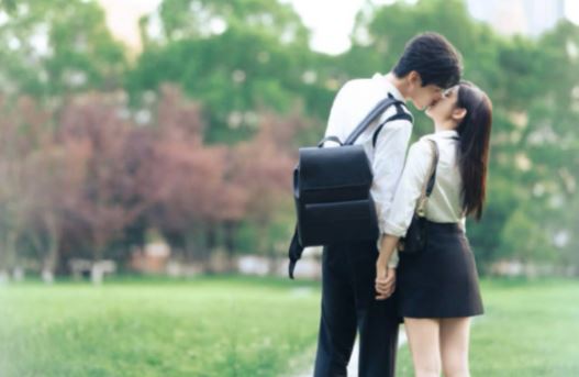 陳妍希、周柯宇親密戲火花四射。（圖／翻攝自微博）