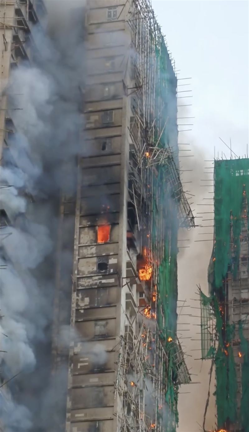 香港宏福苑大火，網路流傳照片可見，屋內火光熊熊，十分嚇人。（圖／Threads@striking_biking）