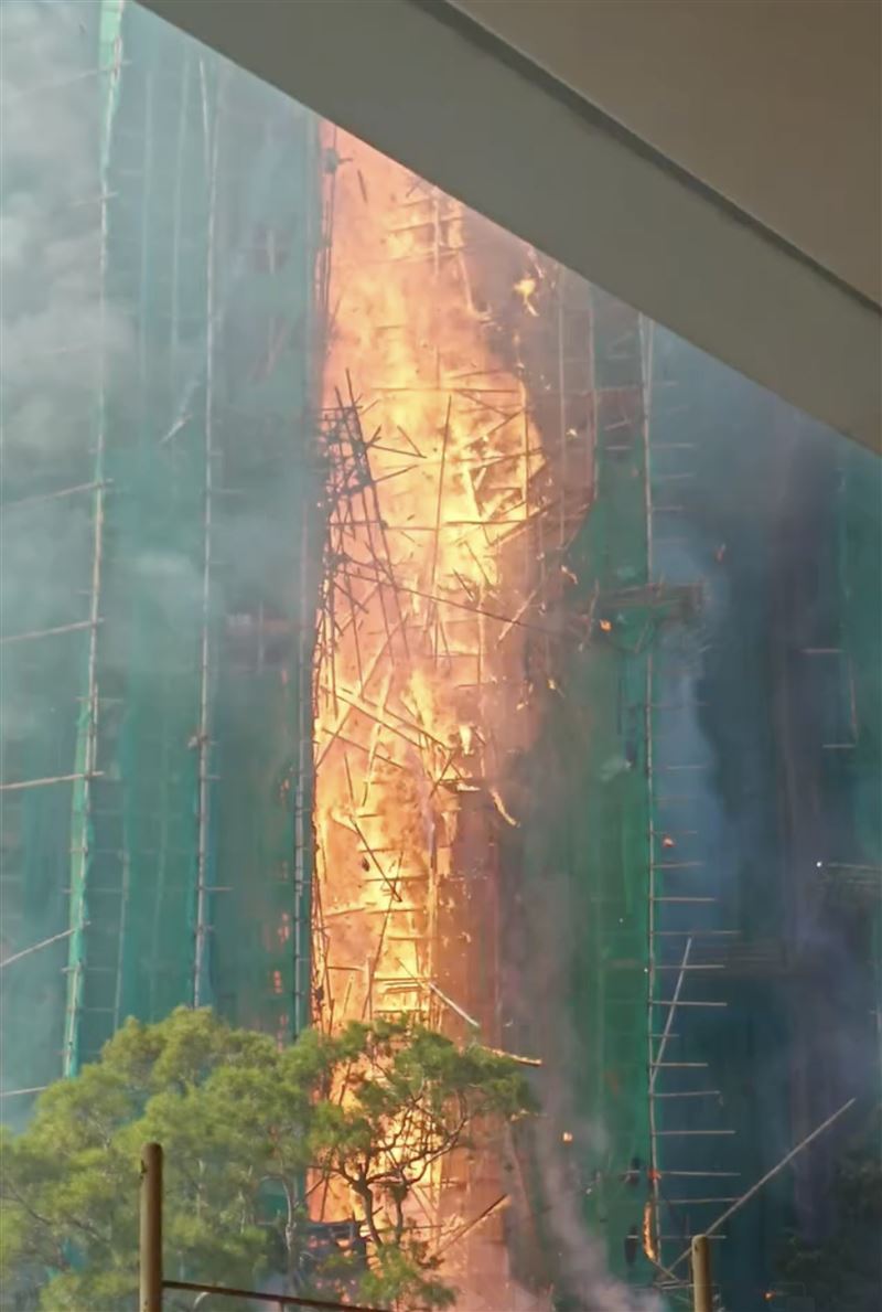 香港宏福苑大火，可見橘紅火勢延著棚架向上蔓延。（圖／翻攝自X平台 @transit_jam）