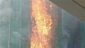 香港宏福苑大火，可見橘紅火勢延著棚架向上蔓延。（圖／翻攝自X平台 @transit_jam）