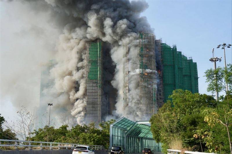 香港宏福苑大火，可見大片濃煙密布。（圖／翻攝自X平台 @BienPerez）