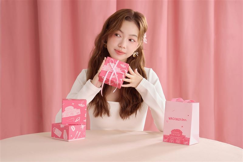 vacanza祭出聖誕檔期優惠活動，除兩波滿額贈好禮之外，凡消費即能以NT$199加價購聖誕插畫限定禮盒或提袋。（圖／品牌業者提供）