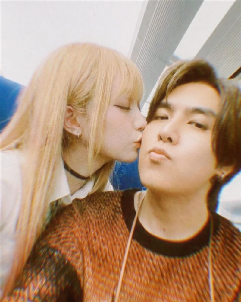 志祺七七公開AI生成吻照。（圖／翻攝自志祺七七IG）