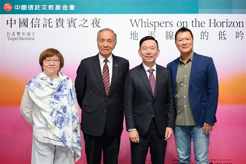 中國信託連續三屆擔任台北雙年展主力贊助，邀請中國信託貴賓走入跨世代的藝術對話。左起臺北立市美術館館長駱麗真、中國信託文教基金會董事長馮寄台、中國信託總經理楊銘祥、臺北市政府文化局長蔡詩萍。（圖／主辦單位提供）