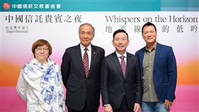 中國信託連續三屆擔任台北雙年展主力贊助，邀請中國信託貴賓走入跨世代的藝術對話。左起臺北立市美術館館長駱麗真、中國信託文教基金會董事長馮寄台、中國信託總經理楊銘祥、臺北市政府文化局長蔡詩萍。（圖／主辦單位提供）