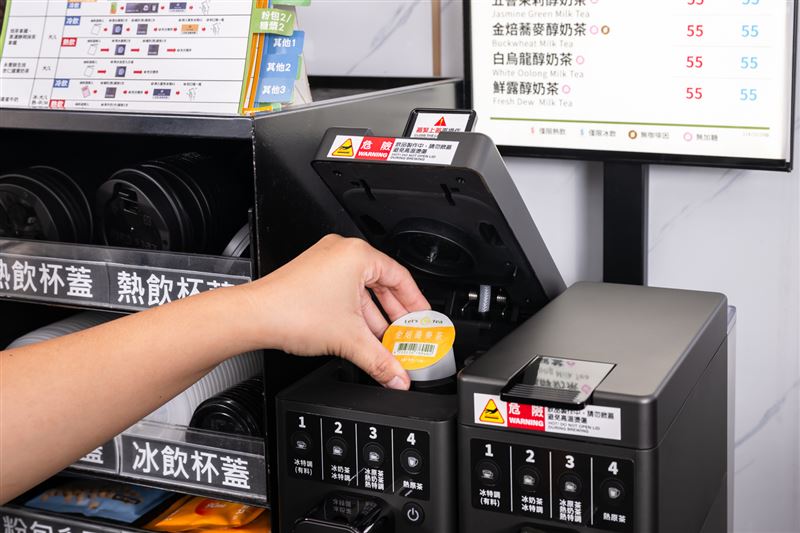 全家歷經2年、耗資億元打造「智能膠囊茶機」。(圖／全家提供)