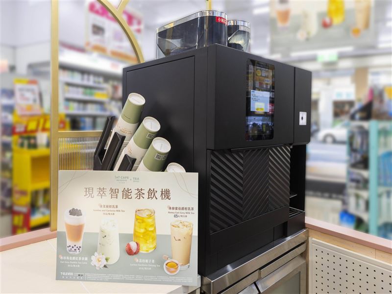 7-ELEVEN導入「AI智能現萃茶機」，掃QRcode就能做好一杯茶。(圖／7-ELEVEN提供）