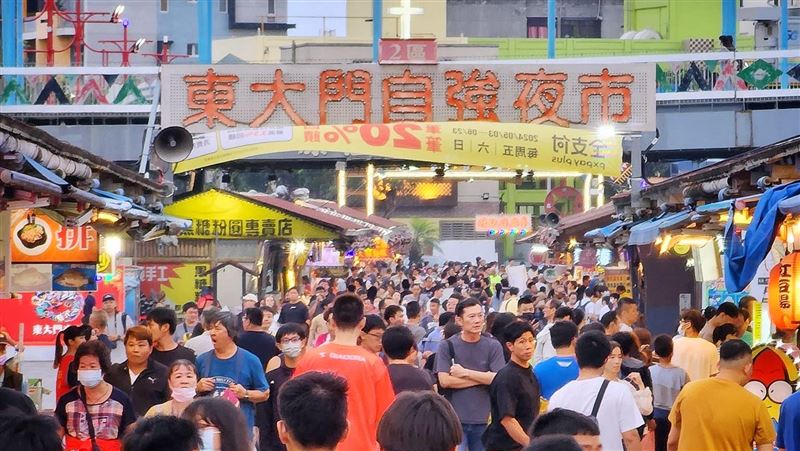 遊客讚東大門夜市好吃又好逛。 （圖／翻攝自花蓮夜市情報通）
