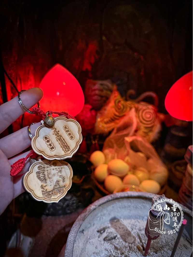 虎爺與特製虎爺平安符。(圖/翻攝自全臺開基祖廟-雲林土庫鳳山寺粉絲專頁)