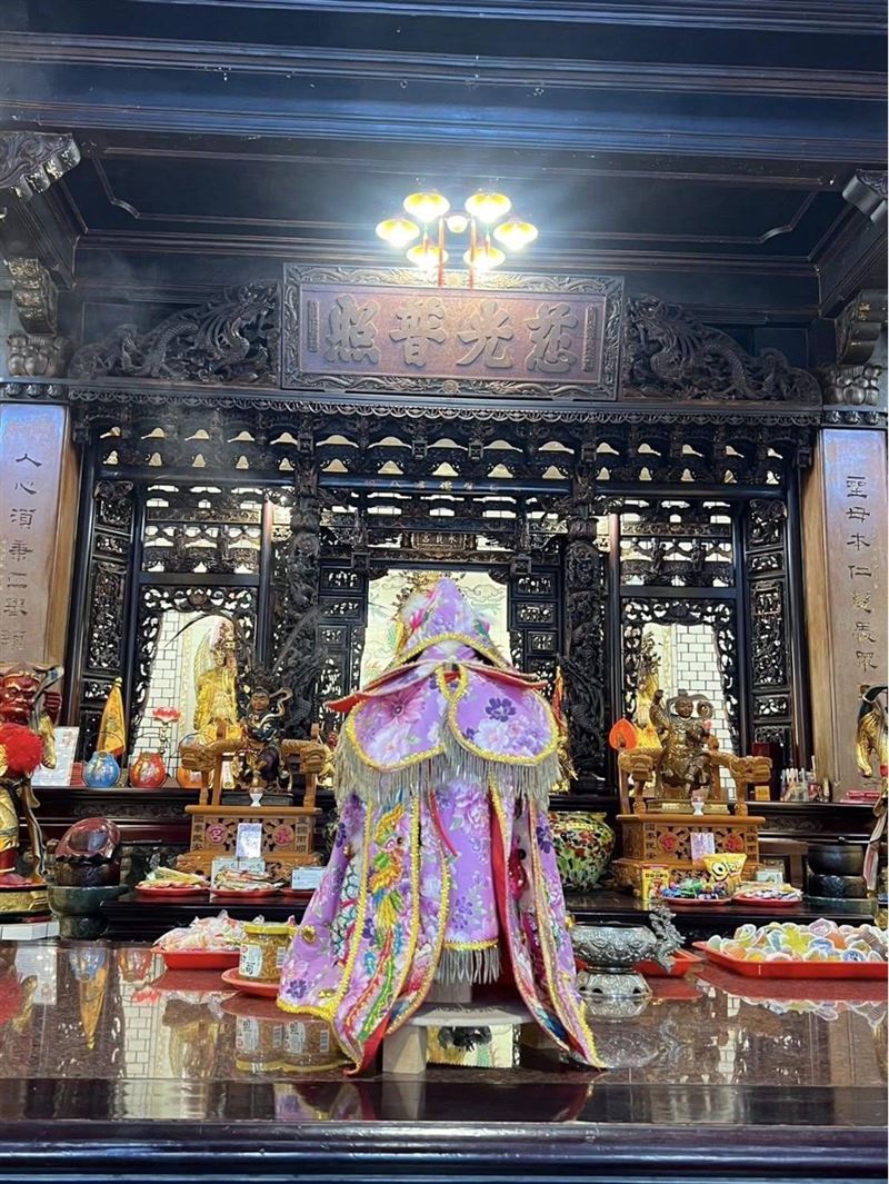 粉紫色聖袍獲得六個聖筊。(圖/翻攝自永貞宮粉絲專頁)