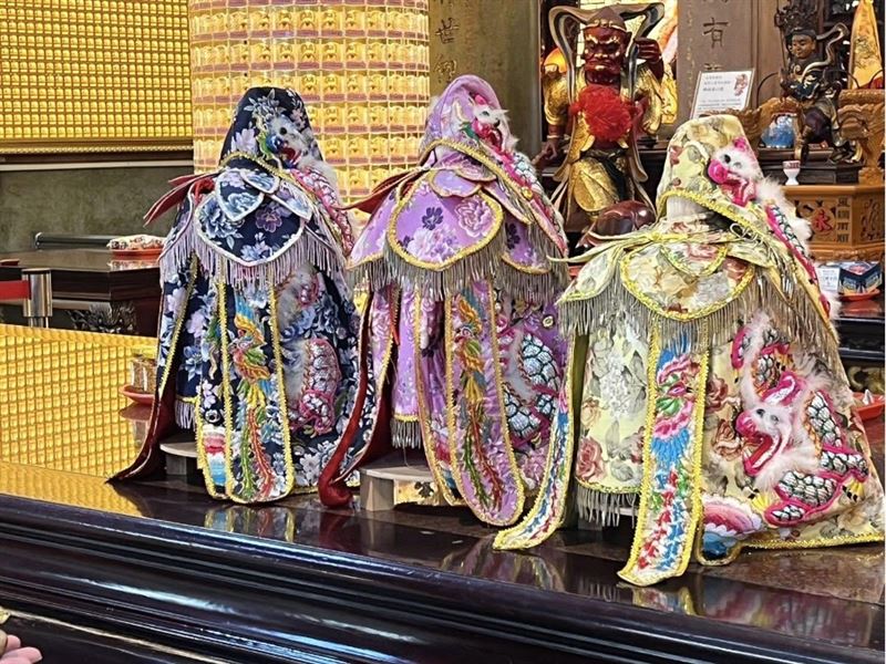 共有三個顏色的聖袍提供媽祖選擇。(圖/翻攝自永貞宮粉絲專頁)