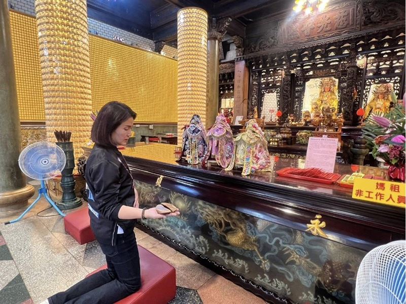 粉紫色聖袍獲得媽祖青睞。(圖/翻攝自永貞宮粉絲專頁)