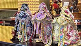 ▲共有三個顏色的聖袍提供媽祖選擇。（圖／翻攝自永貞宮粉絲專頁）