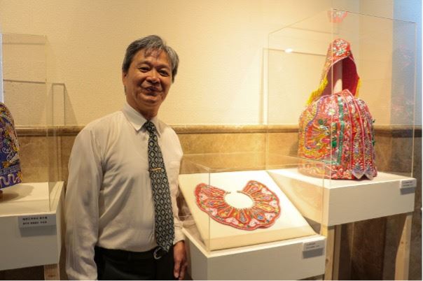 高雄市刺繡保存者林全誠與作品。(圖/翻攝自高雄市立歷史博物館)
