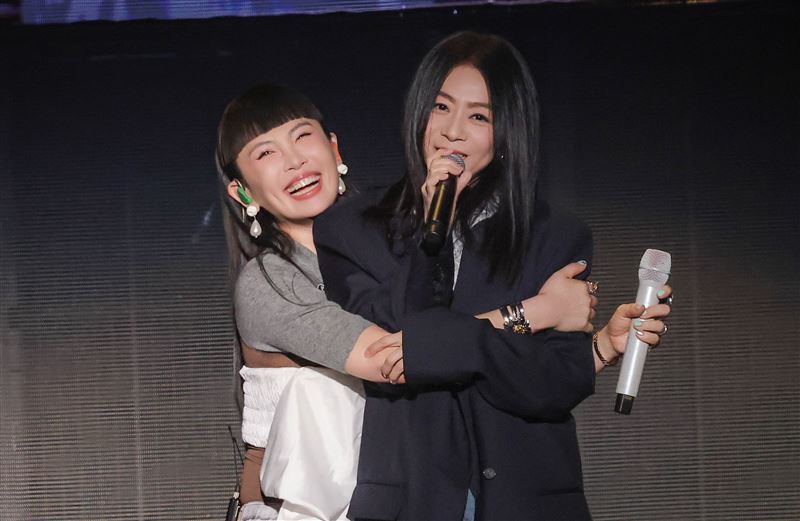 魏如萱（左）睽違11年合體陳綺貞（右），被問到「你愛我嗎」也大方認愛。（圖／好多音樂提供）