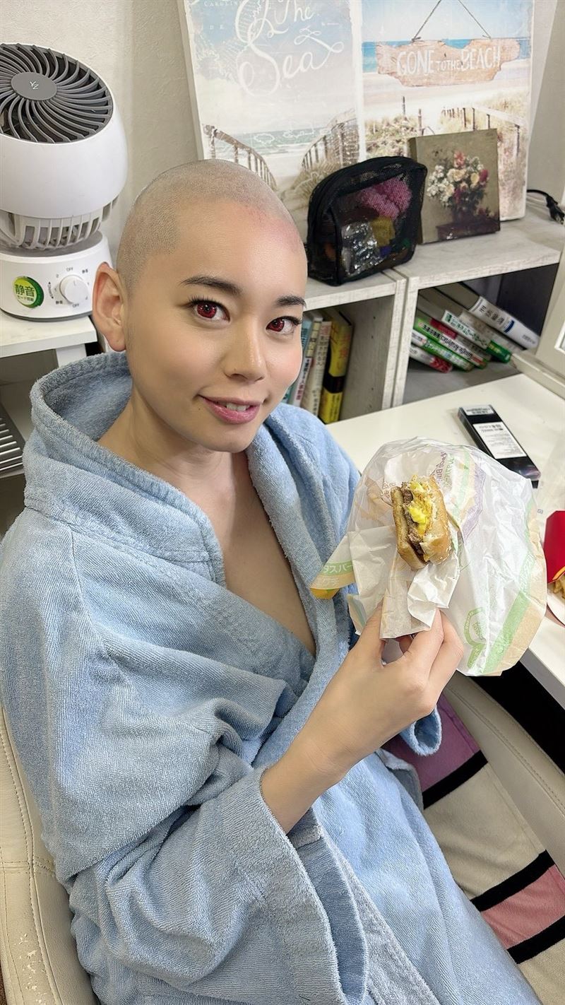 AV女優平泉栞奈希望吸引關注，竟剃了個大光頭，讓許多粉絲看後驚呼：「真是大膽」。（圖／翻攝自平泉栞奈Ｘ）