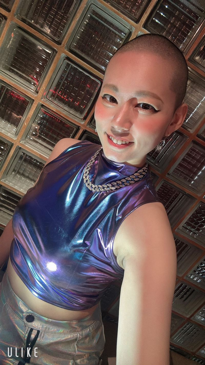 AV女優平泉栞奈希望吸引關注，竟剃了個大光頭，讓許多粉絲看後驚呼：「真是大膽」。（圖／翻攝自平泉栞奈Ｘ）