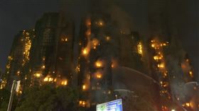 香港社區大樓宏福苑爆發嚴重火警，火勢延燒多棟，釀重大傷亡。（圖／AP授權）