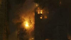 香港社區大樓宏福苑爆發嚴重火警，火勢延燒多棟，釀重大傷亡。（圖／AP授權）