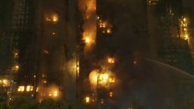 香港社區大樓宏福苑爆發嚴重火警，火勢延燒多棟，釀重大傷亡。（圖／AP授權）