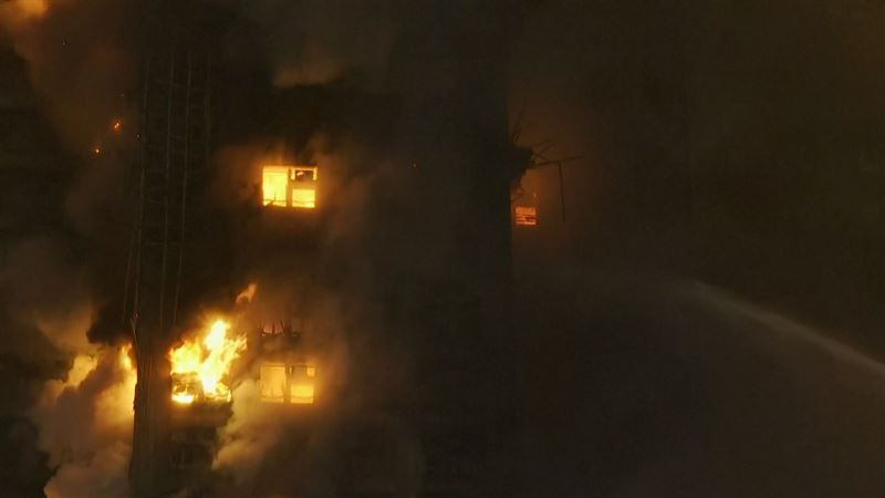 宏福苑內8棟公寓大廈，已有7棟逾30層樓陷入火海。（圖／AP授權）