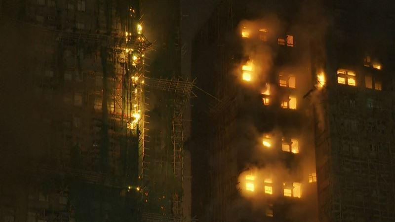 香港社區大樓宏福苑爆發嚴重火警，釀重大傷亡。（圖／AP授權）