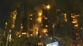 香港社區大樓宏福苑爆發嚴重火警，火勢延燒多棟，釀重大傷亡。（圖／AP授權）