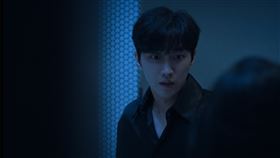 男團B1A4出身的振永慘遭瘋狂粉絲尾隨到廁所。（圖／中天娛樂台提供） 