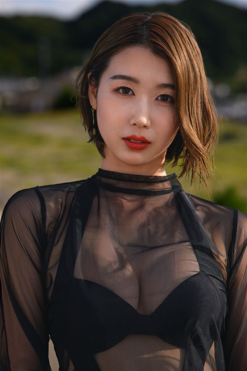 人妻結城花乃羽出道拍AV，被片商封為「5度見」的美人，意思是讓人忍不住回頭五次。（圖／翻攝自結城花乃羽Ｘ）