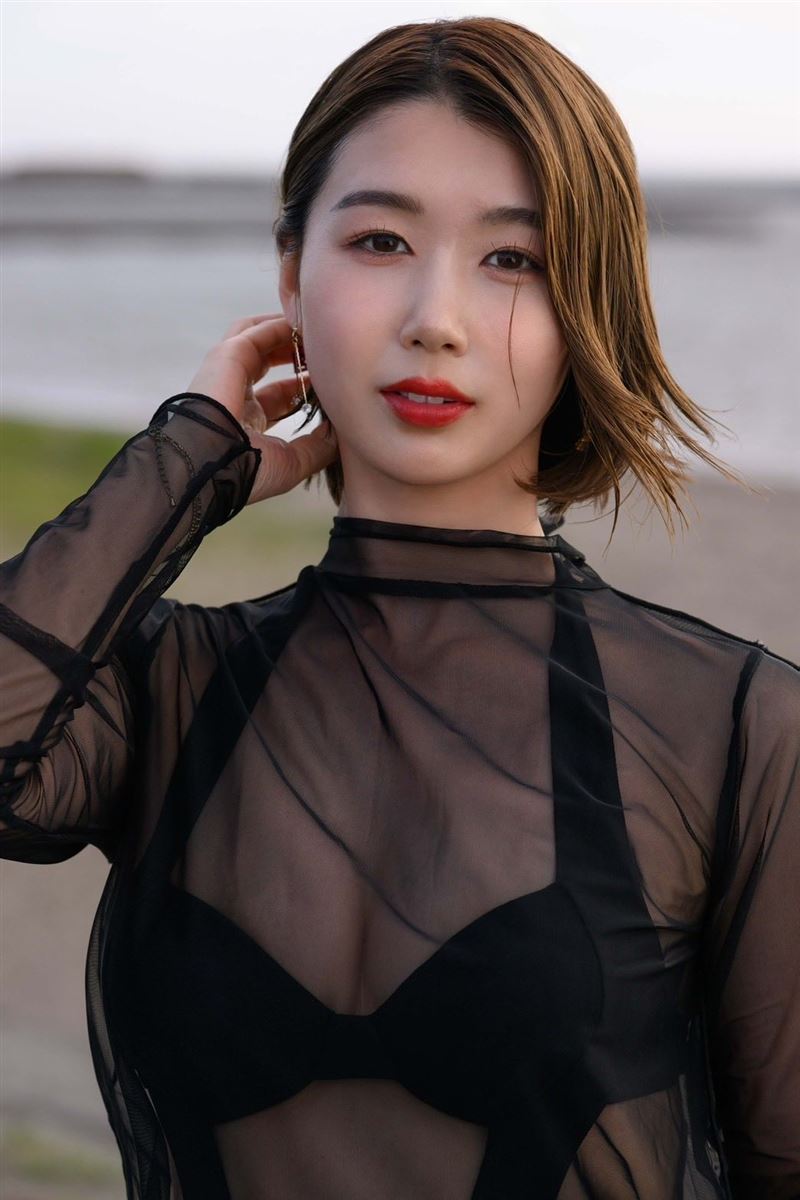 結城花乃羽是位結婚3年的人妻，擁有164公分、F罩杯火辣身材。（圖／翻攝自結城花乃羽Ｘ）