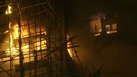 香港宏福苑大火，火勢相當猛烈，到了深夜仍未撲滅。（圖／AP授權）