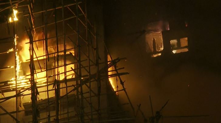 香港大埔宏福苑昨天（26日）發生大火，8棟建築物之中有7棟全面燃燒，當晚即升級為「五級火警」大樓陷入火海，宛如末日焚城。（圖／AP授權）