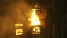 香港宏福苑大火，火勢相當猛烈，到了深夜仍未撲滅。（圖／AP授權）