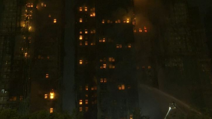 香港宏福苑大火，居民在火災發生後驚慌逃生。（圖／AP授權）