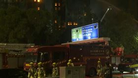 香港宏福苑大火，火勢相當猛烈，到了深夜仍未撲滅。（圖／AP授權）