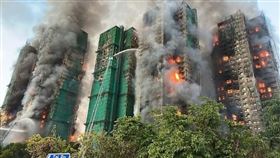 香港大埔區公寓大廈惡火延燒，多棟31層樓高樓陷入火海。（圖／翻攝自X平台 @abeleung）