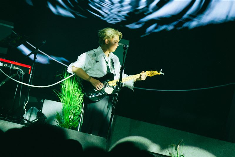 嘉恩被虧染了一頭「渣男頭」。（圖／Who Cares胡凱兒樂團提供）