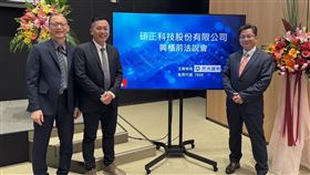 徐世宗財務長(左)楊裕隆經理(中)楊允斌董事長(右)。（圖／碩正科技）