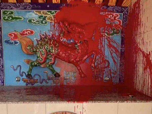 廟方管理委員會發現剛落成不久的新廟內牆遭油漆潑灑，嚴重破壞廟體外觀，怵目驚心。（圖／社頭人俱樂部）