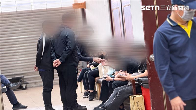 雙方談話近15分鐘，最後結束在握手、接過名片。（圖／記者簡榮良攝影）