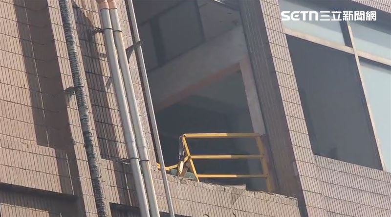 對接的高樓施工外牆圍欄損壞。（圖／翻攝畫面）