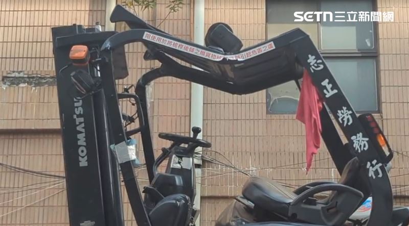 事發堆高機明顯變形。（圖／翻攝畫面）
