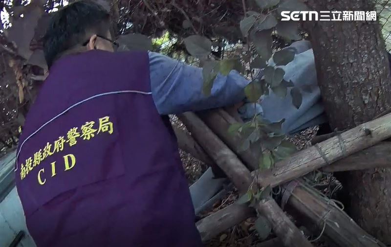 呂男因久躲灌木叢中被螞蟻爬滿全身，耐不住不適攀爬圍籬時即遭民眾與員警當場逮捕。（圖／翻攝畫面）