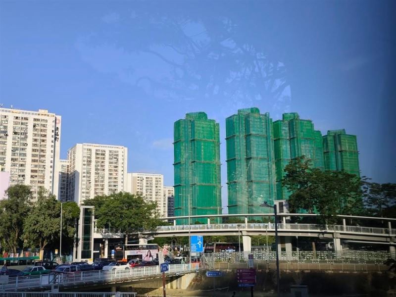 香港大埔屋齡達42年的老舊住宅群「宏福苑」去年進行大維修，多棟樓外牆包覆被當地視為文化遺產「竹編鷹架」並用網棚包裹整棟大樓。（圖／翻攝自網路）