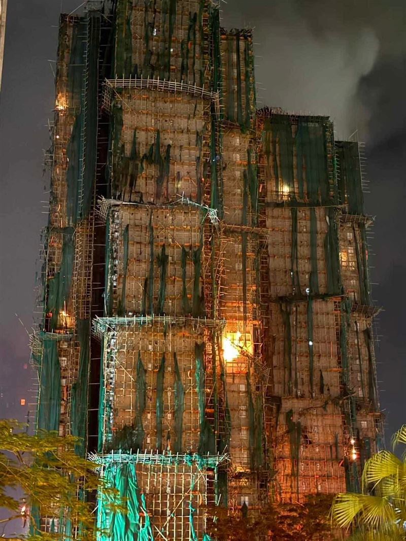 火勢控制，大樓外牆竹棚完好，反觀棚網幾乎被燒光。（圖／翻攝自網路）